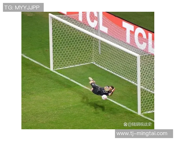 当足球巨星全力射门意外撞上球门立柱震惊全场引发热议