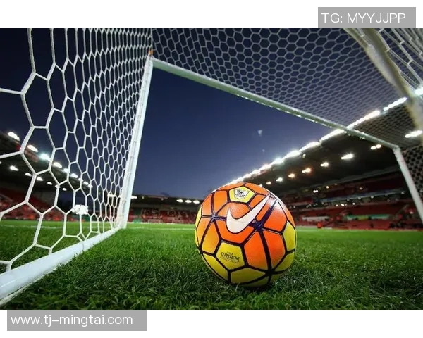 足球球星风采照耀球场，九宫图高清镜头定格荣耀瞬间